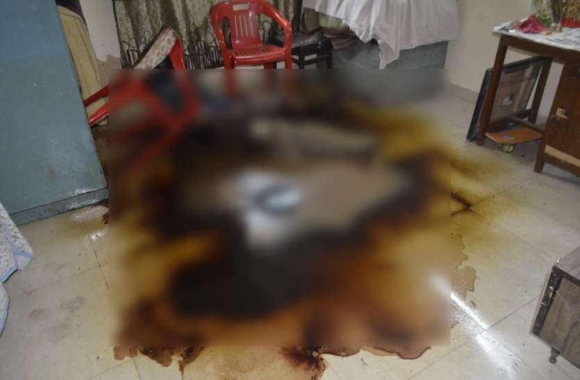 CG News नाबालिगों के सामने प्रोफेसर ने कर दी ये बड़ी गलती, मौका देखकर सर पर मारा तवा, फिर किया ये काम
