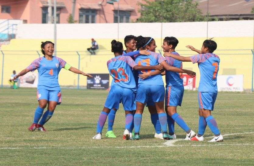 indian women football सैफ कप महिला फुटबॉल : बांग्लादेश को रौंदकर भारत फाइनल में, खिताबी मुकाबला नेपाल से