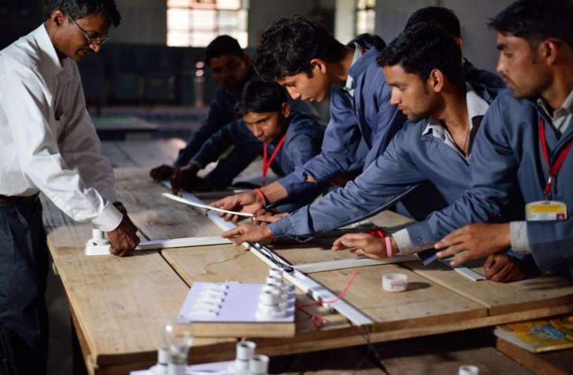 EPFO ईपीएफओ ने कहा- पिछले 17 महीनों में मिली 76.48 लाख लोगों को नौकरी, जनवरी में रहा 8.96 लाख का आंकड़ा