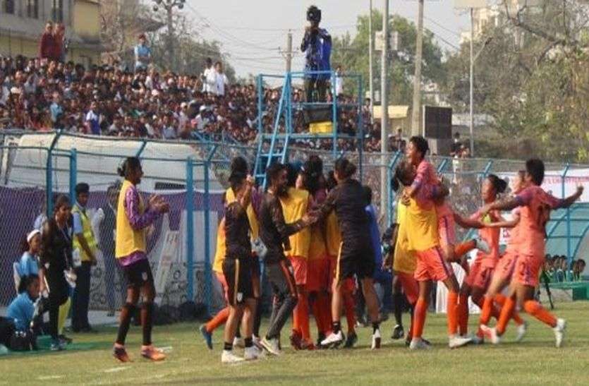 indian football महिला फुटबॉल : नेपाल को मात देकर भारत ने 5वीं बार जीता सैफ कप, 23 मैचों से है अपराजेय