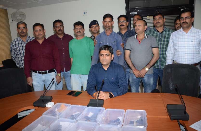 Weapon smugglers हथियार तस्कर 10 पिस्टल, 6 मैगजीन और कारतूस के साथ पकड़ा
