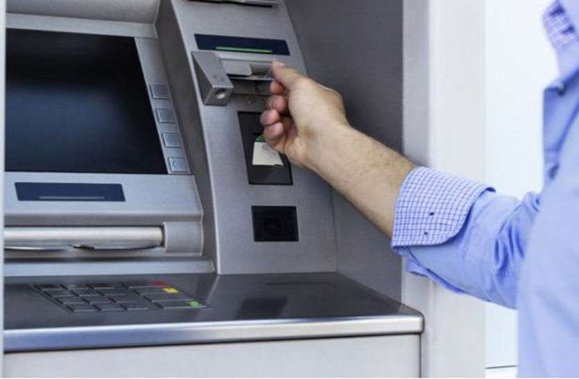 atm शातिर बदमाशों ने पहले एटीएम को किया हैक, फिर रूपए निकालने आए लोगों के साथ की हजारों रूपए की ठगी