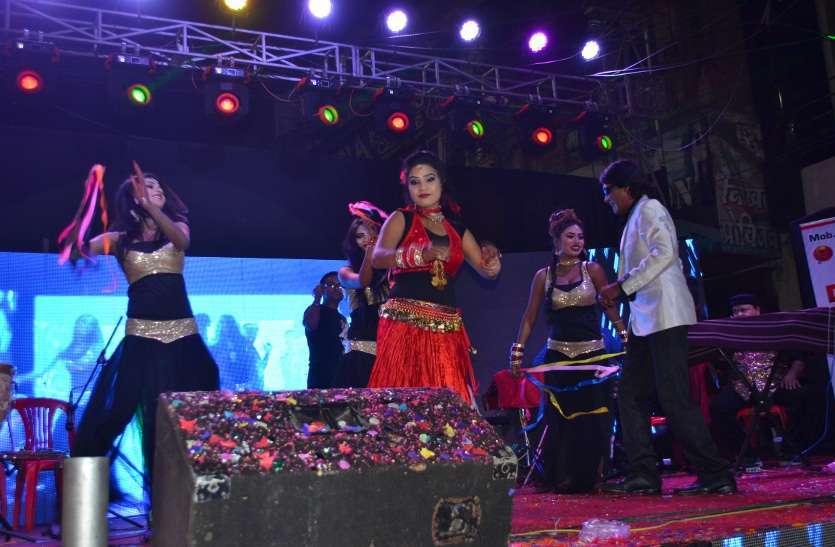 Organizing Orchestra Program at Katni on Holi लॉकडाउन से बेरोजगार हुए आर्केस्ट्रा कलाकार सब्जी बेचने को मजबूर