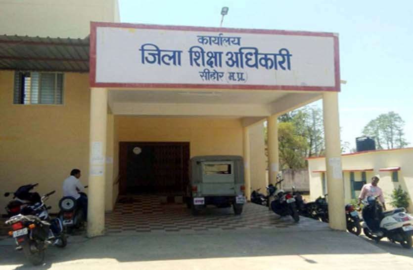 news 'जिस छात्रा को पिछले साल बोर्ड ने अपात्र घोषित किया, वह इस साल दे रही 12वीं की परीक्षाÓ