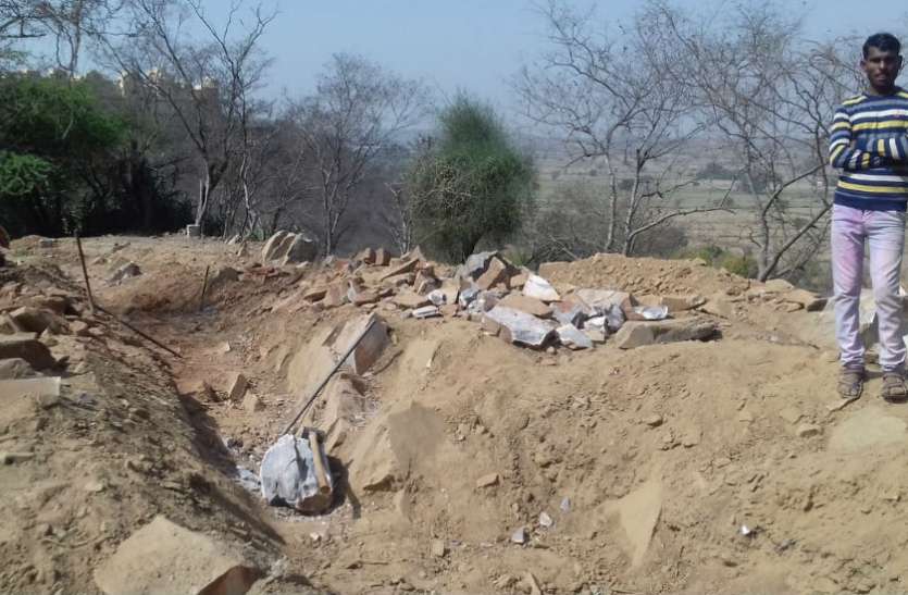 barsana जहां विराजमान हैं स्वयं ब्रह्मा जी, उसी ब्रह्मांचल पर्वत का ये हाल किया जा रहा