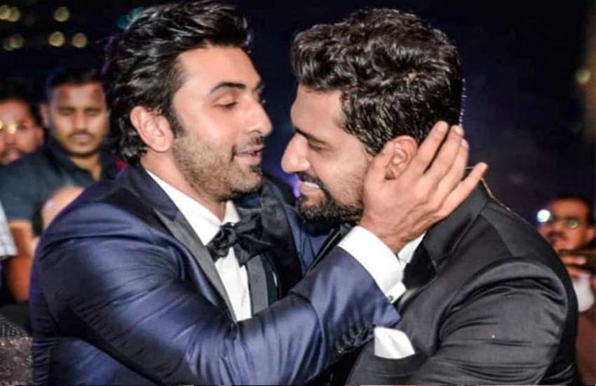 Ranbir Kapoor and Vicky Kaushal liplock video at Filmfare Awards viral