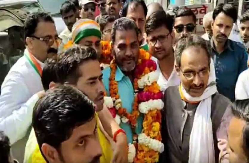 SP Sansad Bal kumar patel Join congress in lok sabha chunav 2019 ददुआ के भाई बाल कुमार पटेल ने कांग्रेस का थामा दामन, छोड़ा अखिलेश का साथ