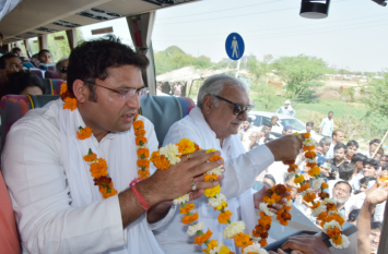 haryana congress bus yatra started, hudda-tanwar shared seat करीब पांच साल बाद एक ही बस में सवार हुए हरियाणा के कांग्रेसी, हुड्डा-तंवर ने हंसकर पीया मजबूरी का घूंट, एक सीट पर किया सफर