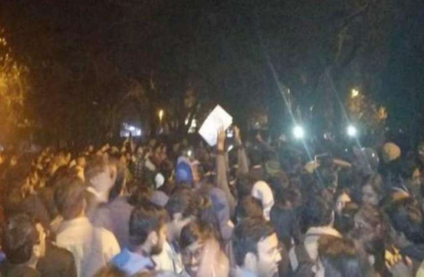 जेएनयू छात्रों का हंगामा JNU छात्रों का हंगामा: वीसी जगदीश कुमार ने कहा- हिंसक व्यवहार करना जेएनयू के छात्रों से अपेक्षित नहीं
