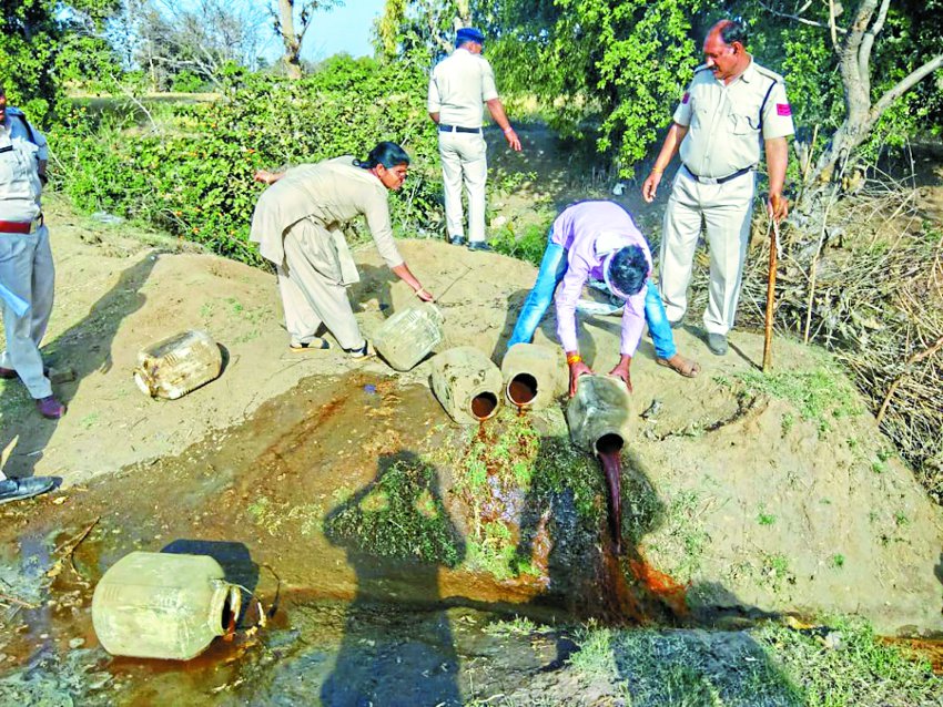 Police flushed out of alcohol, stream पुलिस ने शराब नष्ट की तो बह निकली धारा, जानिए कैसे