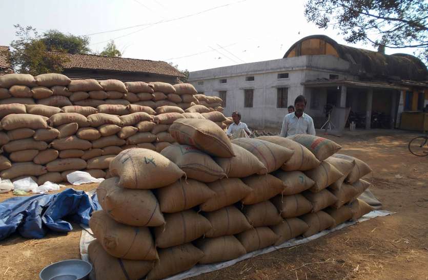 news दो माह पहले सैकड़ों किसानों ने बेची धान