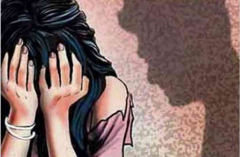 The thug victim is chasing the bank in udaipur मैनेजर ने कहा - ‘तू ही ले गई रुपए, चली जा यहां से’ जानें पूरा मामला...