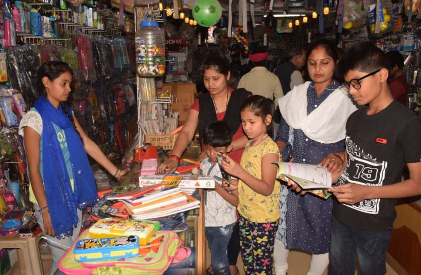 Kids likes new books, new clothes and bags किड्स को भा रहीं नई बुक्स, नया ड्रेस और बैग