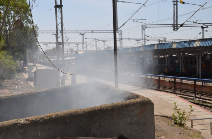 Flying flames of DRM orders, fire being set in trash dump डीआरएम के आदेश की उड़ रही धज्जियां, कचरा डंप में लगाई जा रही आग