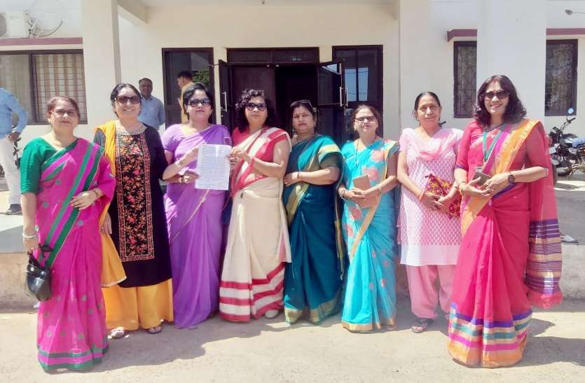 Social workers women submitted memorandum to SP in katni एसपी के पास पहुंची समाजसेवी महिलाएं, बढ़ते अपराधों पर जताई नाराजगी