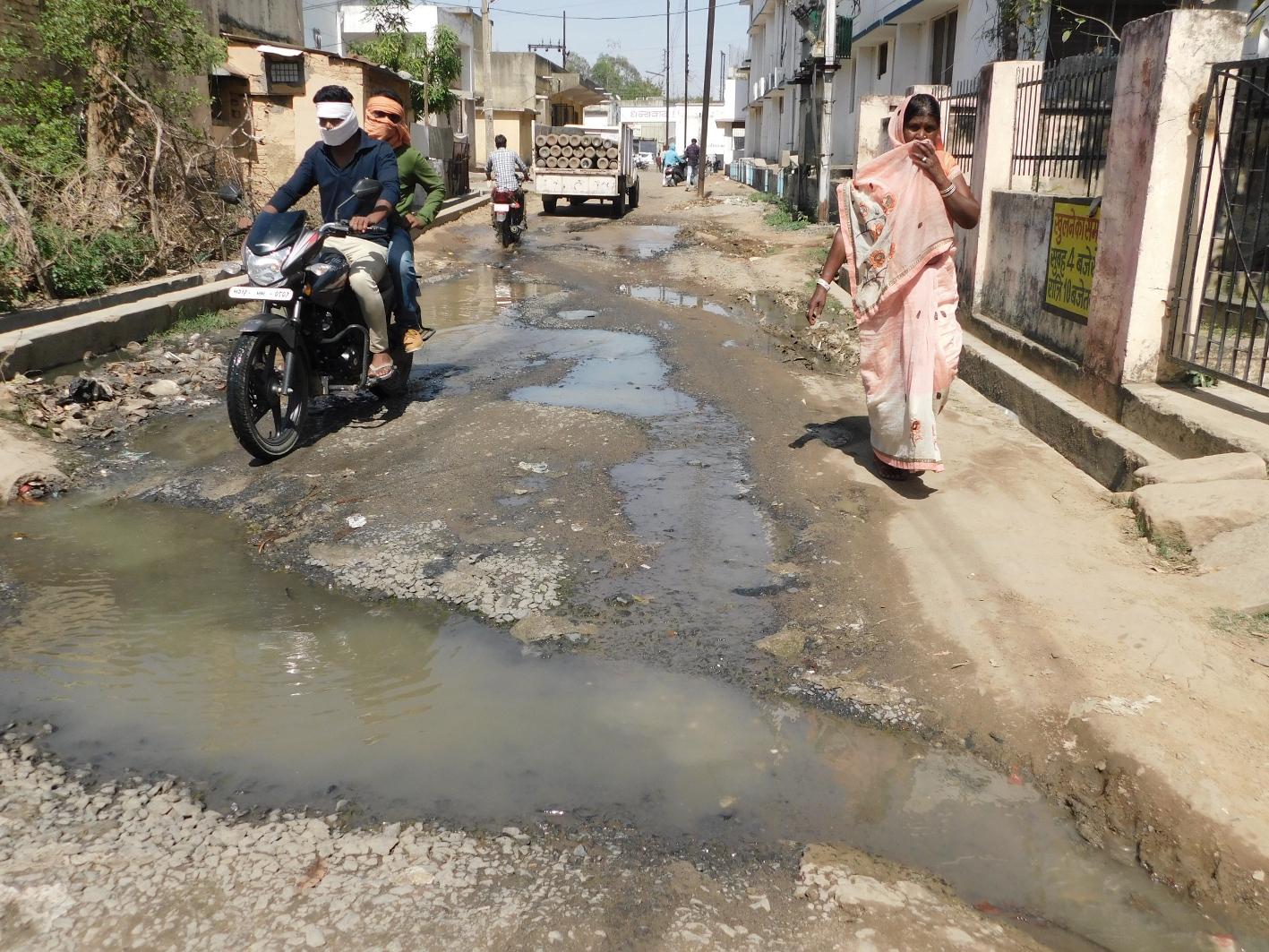 Road conditions like rain even in summer गर्मी में भी बारिश जैसे सड़क के हालात