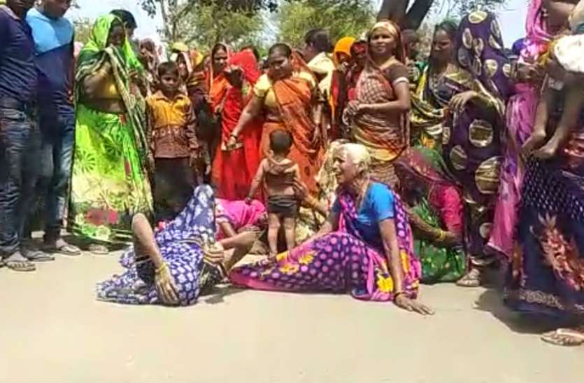 hungama नामांकन के लिए बुलाया गया था फोर्स तभी काफी संख्या में पहुंचे महिला—पुरूषों ने किया ऐसा काम कि जवानों के फूल गए हाथ—पैर, देखें वीडियो