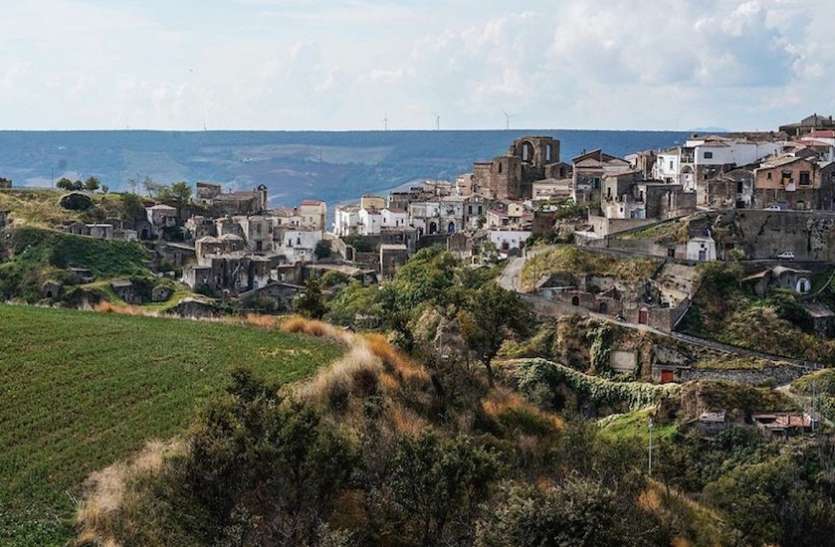 italian village offers huge amount to live there यहां मुफ्त में मिला रहा है घर साथ ही पैसे, बस पूरी करनी होगी ये शर्तें