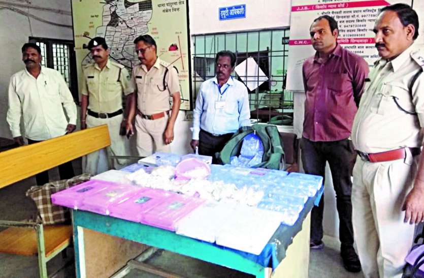 Police action on the barrier चुनावी माहौल में मिली 18 लाख की चांदी