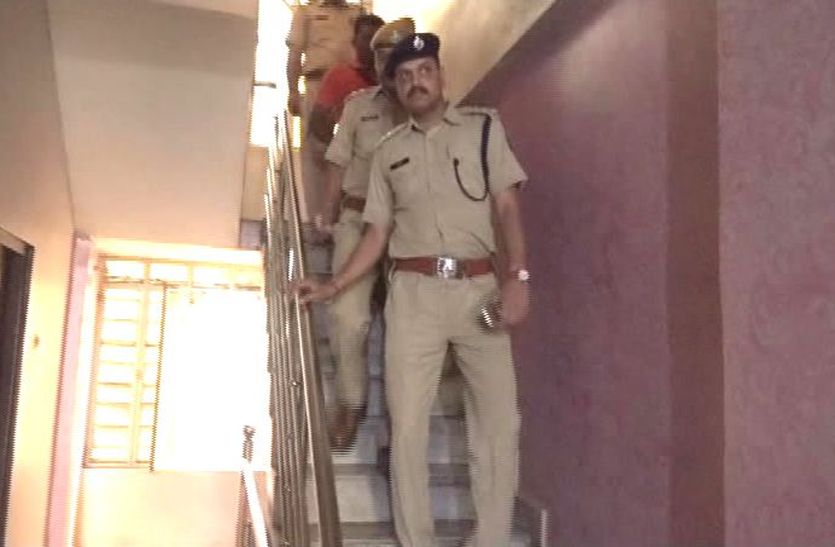 Sikar Police Search Operation In Hotels Two Coaching Girl Boy र जस थ न म यह ह टल पर अच नक प ल स क क र रव ई स मच हड क प म ल क च ग क छ त र क ज ड Patrika