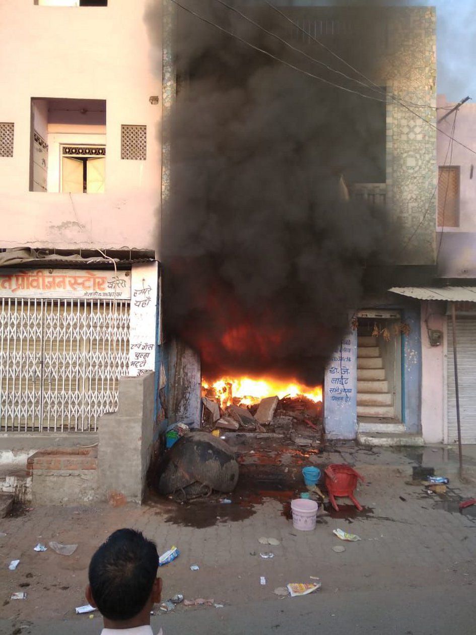 Mountain of sorrows, businessman, father's death, warehouse fire, loss, shivpuri, shivpuri news, , shivpuri news in mp व्यापारी पर टूटा दुखों का पहाड़ : शाम को व्यापारी के पिता की मौत, सुबह टेंट हाउस में लगी आग