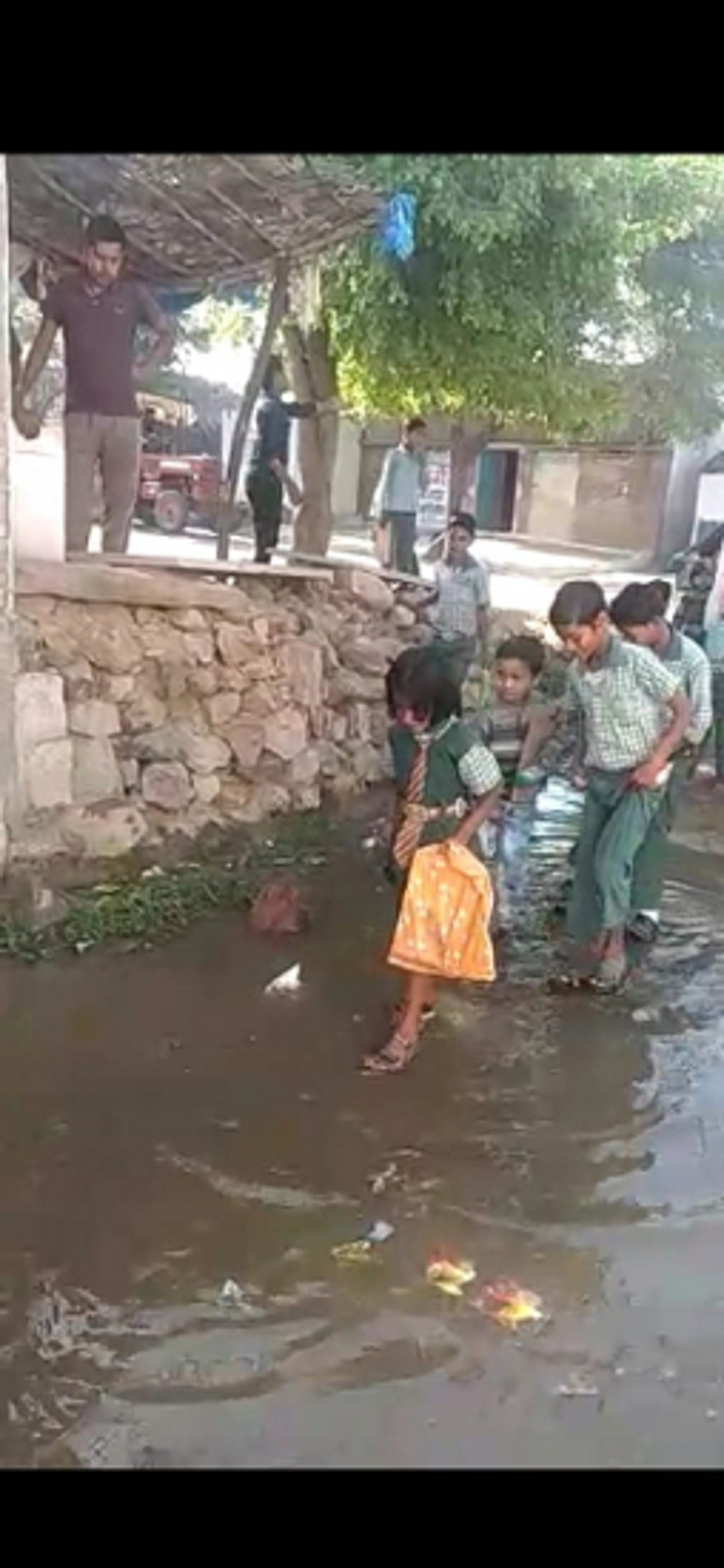 Nunihal drain is forced to fall into the dirty water गंदे पानी से निकलने को मजबूर नौनिहाल