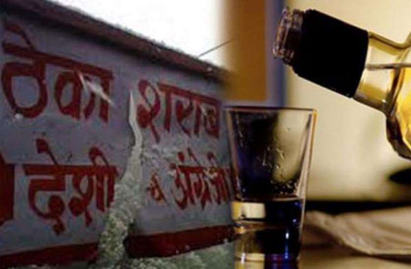 License shopkeepers not behind in breaking rules during liquor sale शराब बिक्री के दौरान नियम तोड़ने में पीछे नहीं लाइसेंसी दुकानदार