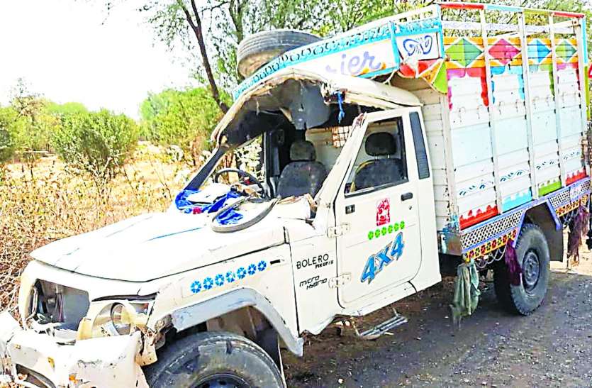 patrika मवेशी से भरा वाहन पलटा, एक की मौत, चालक फरार