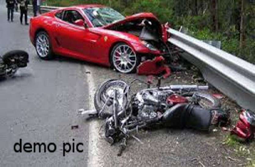 car and bike accident बाइक सवार को मारी टक्कर, तीन पहियों पर सात किलोमीटर दौड़ती रही कार