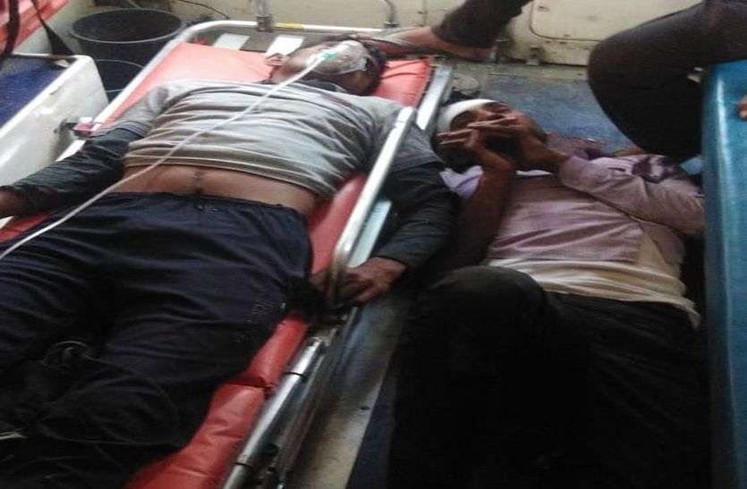 घायल युवक। अज्ञात वाहन की टक्कर से दो बाइक सवार घायल