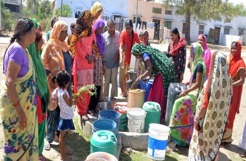 पानी भरने के लिए हैण्डपम्प पर लगी भीड़। चाहिए 135 लीटर पानी, आपूर्ति 98 लीटर