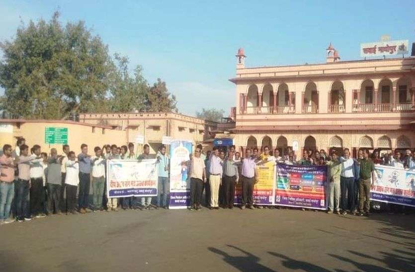उपस्थित जिला निर्वाचन अधिकारी व अन्य। रैली निकाल किया मतदान के लिए जागरूक