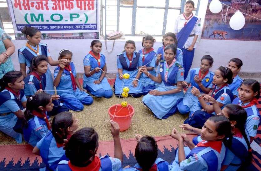 शिविर में भाग लेती बालिकाएं। बालिका विकास शिविर का समापन