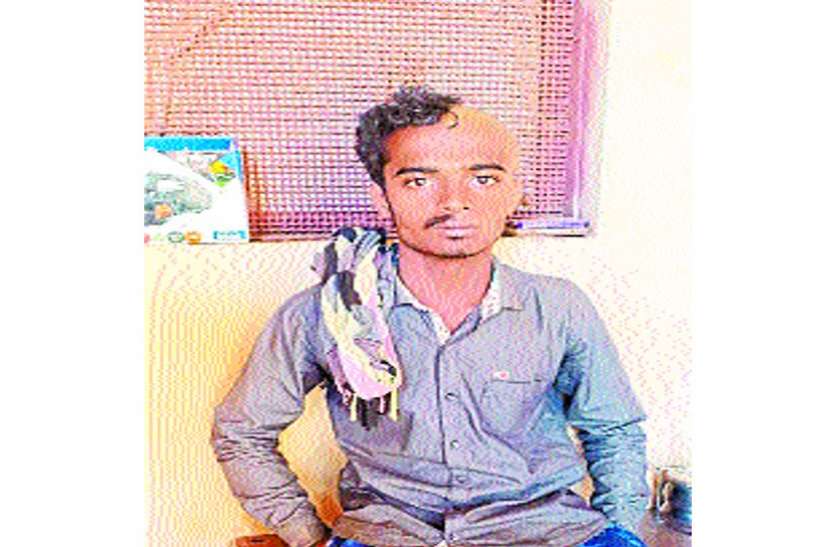 Viral photo गार्ड की करतूत, युवक को आधा टकला किया, मूंछ भी उड़ाई, सोशल मीडिया पर डाली फोटो