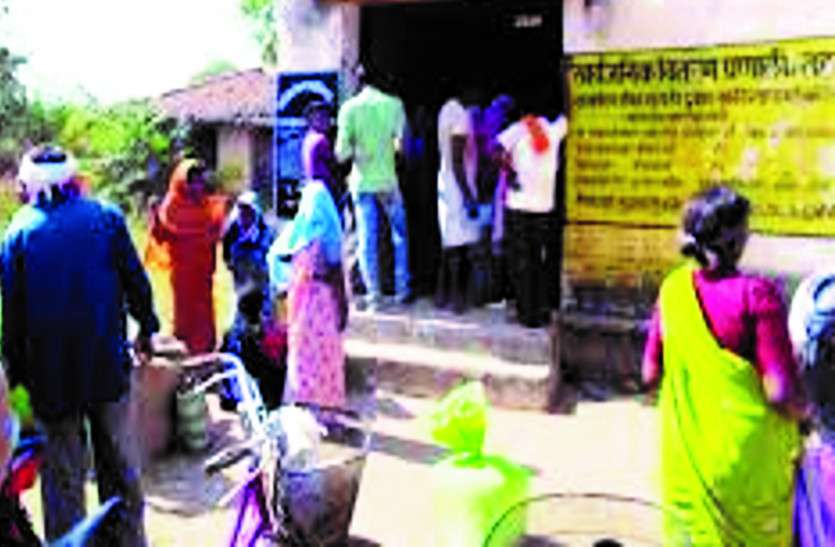 अप्रैल के लिए नहीं आया चना और नमक, ढाई लाख परिवार इंतजार में, लोगों के बीच ये चर्चा... अप्रैल के लिए नहीं आया चना और नमक, ढाई लाख परिवार इंतजार में, लोगों के बीच ये चर्चा...