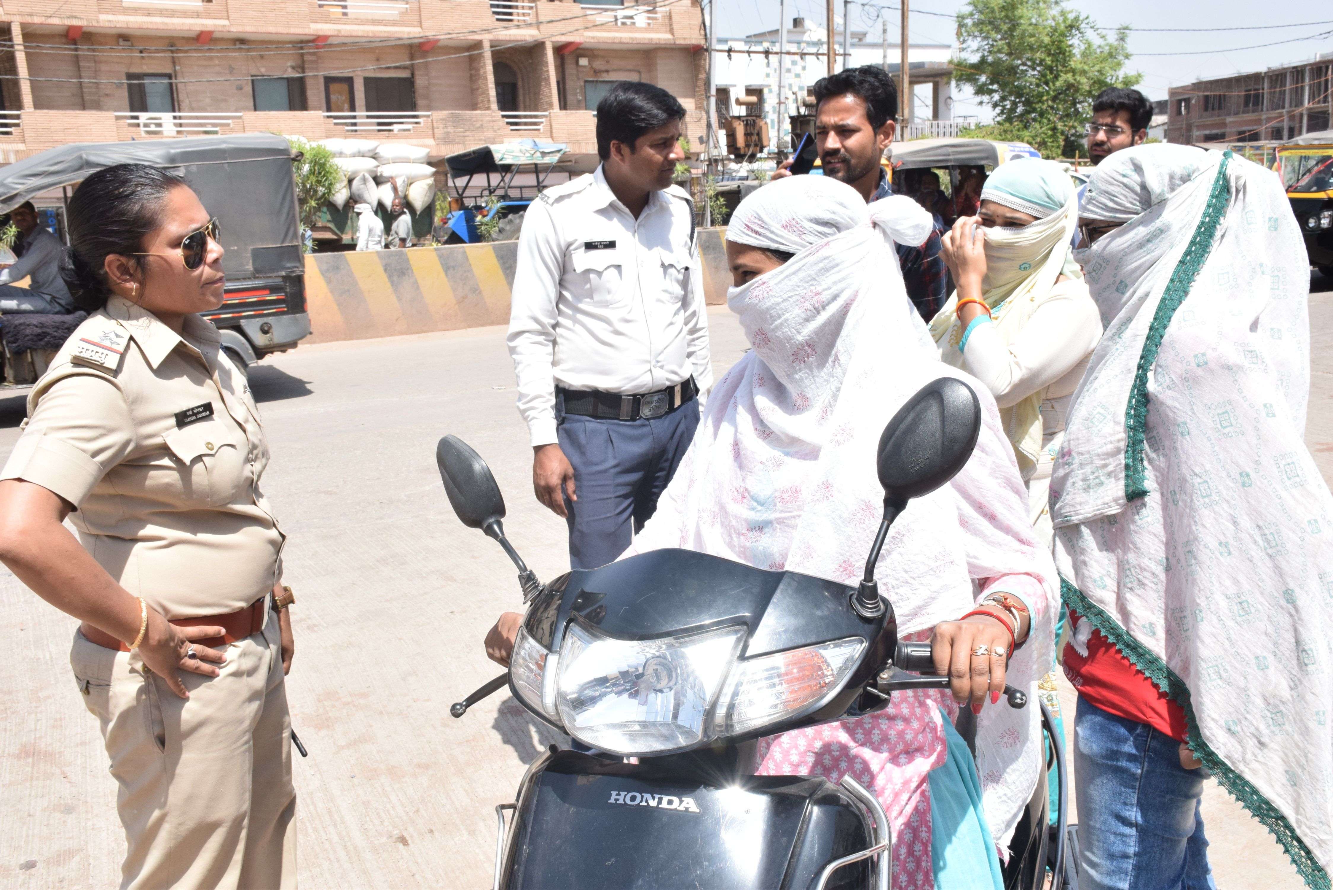 ट्रैफिक प्रभारी ने की सतना में ताबड़तोड़ कार्रवाई, फुटपाथ पर खड़े वाहनों पर आई सामत ट्रैफिक प्रभारी ने की सतना में ताबड़तोड़ कार्रवाई, फुटपाथ पर खड़े वाहनों पर आई सामत