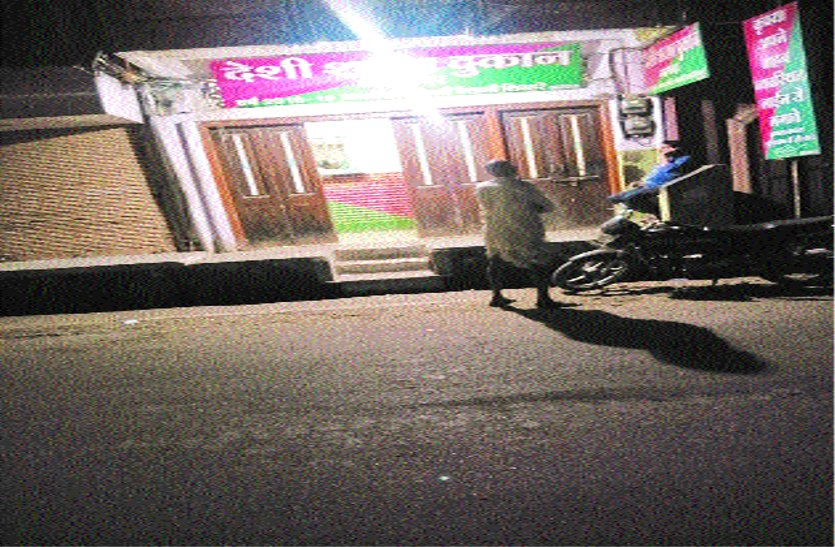 patrika थाने से चंद कदम की दूरी पर देर रात तक खुल रही शराब दुकान