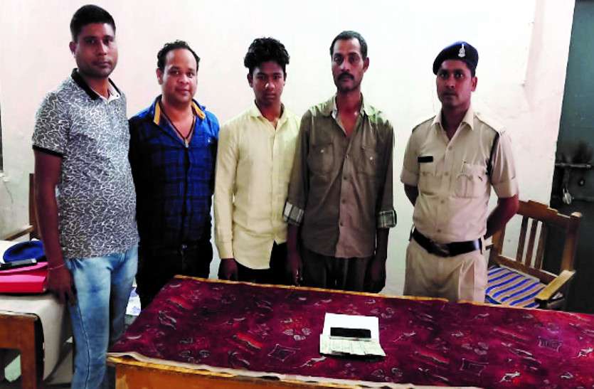 मोबाइल चोरी के तीन आरोपियों को पुलिस ने किया गिरफ्तार मोबाइल चोरी के तीन आरोपियों को पुलिस ने किया गिरफ्तार