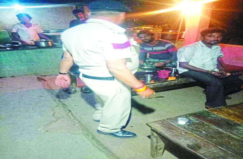 Bilaspur पैदल मार्च कर होटल-ढाबों में की जांच पड़ताल, ऐसी हरकतों वाले लोगों को लिया हिरासत में