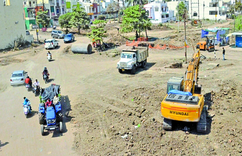 news स्मार्ट सिटी फिर भी सड़कें खोदकर पता कर रहे जमीन में नर्मदा लाइन या केबल तो नहीं