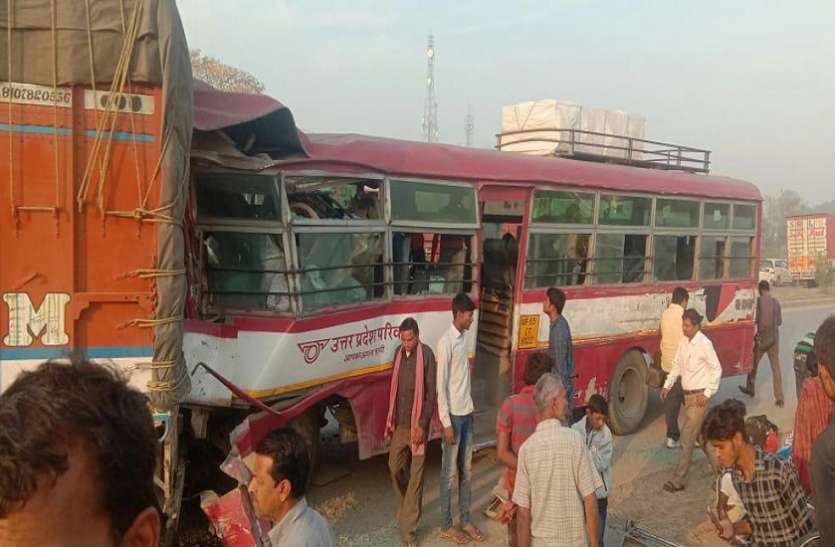 accident खड़ी ट्रक में घुसी रोडवेज बस, आठ घायल