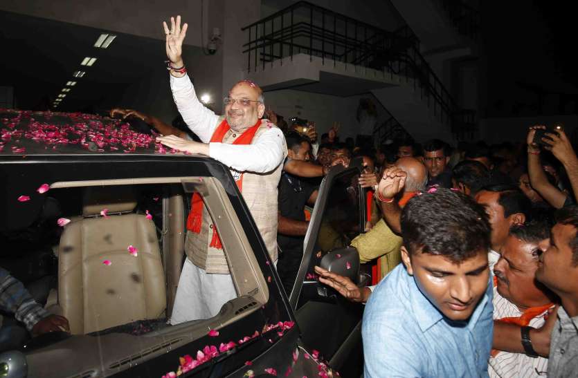 amit shah, BJP, LS polls अमित शाह पहुंचे अहमदाबाद, कल भरेंगे पर्चा
