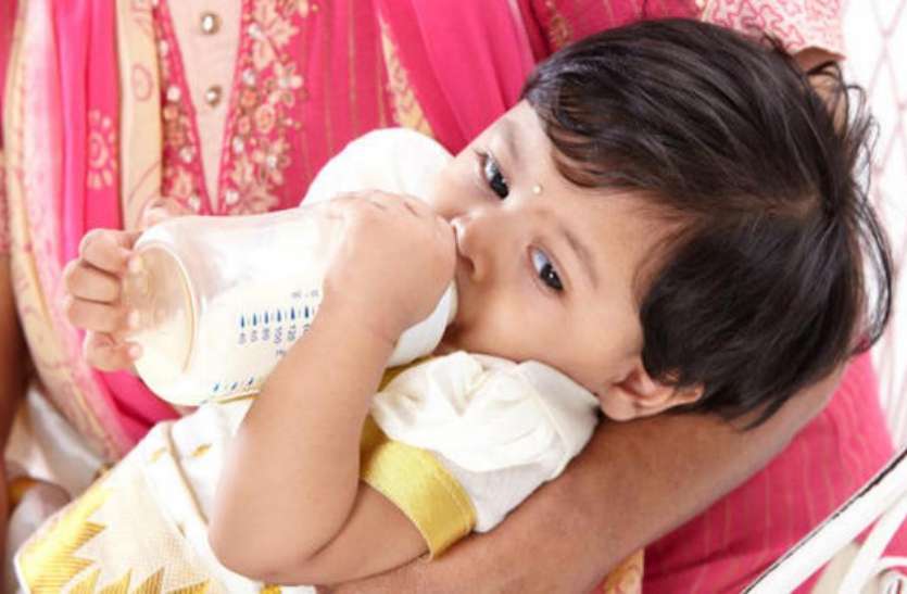 baby milk feeding रात में बच्चा दूध की बोतल मुंह में रखकर सोता है तो होगी यह परेशानी