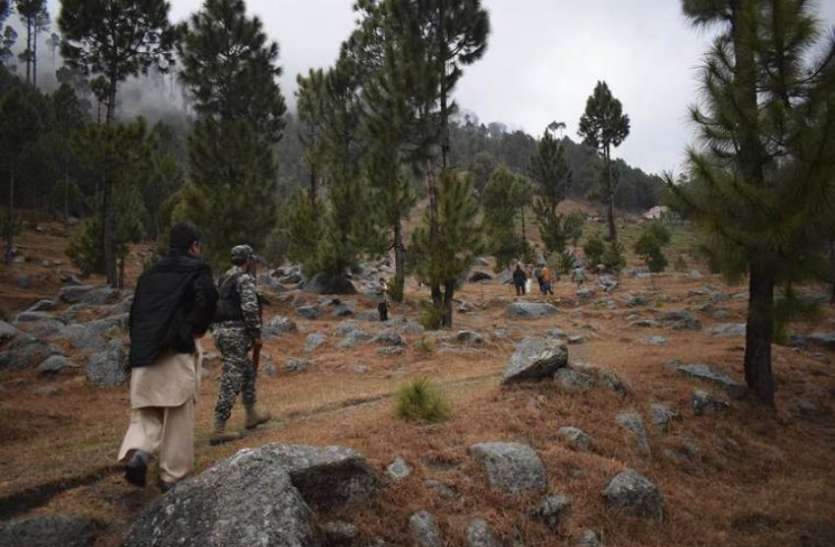 balakot एयर स्ट्राइक के बाद पहली बार बालाकोट पहुंचा मीडिया, पाक सेना ने अब भी कई जगहों पर जाने से रोका