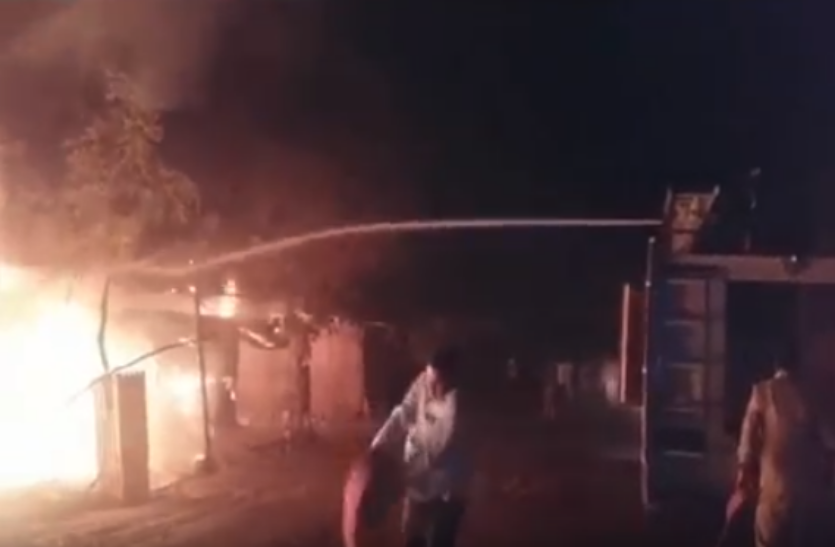 fire in mandi samiti up मंडी समिति में लगी भीषण आग, लाखों का हुआ नुकसान