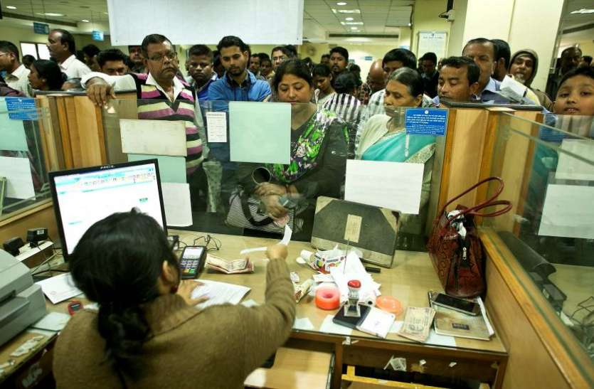 bank counter सरकारी बैंकों के लिए सरकार ने खोले खजाने, 5 बैंकों को दी 21,428 करोड़ रुपए की मदद