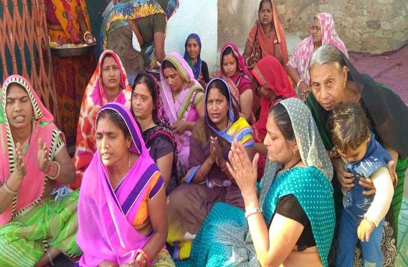 gangapurcity news भजनों पर झूमी महिला श्रद्धालु
