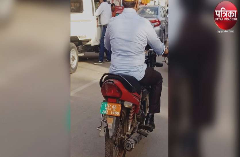 ट्रैफिक नियम और आचार संहिता की उड़ा जा रही धज्जी चुनाव आचार संहिता हो या ट्रैफिक नियम, बनारस में बीजेपी के लोग उड़ा रहे कानून की धज्जियां