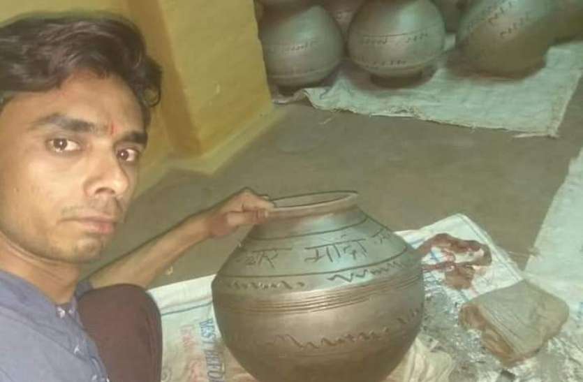I'm a watchman मटके पर लिख रहे मैं चौकीदार हूं