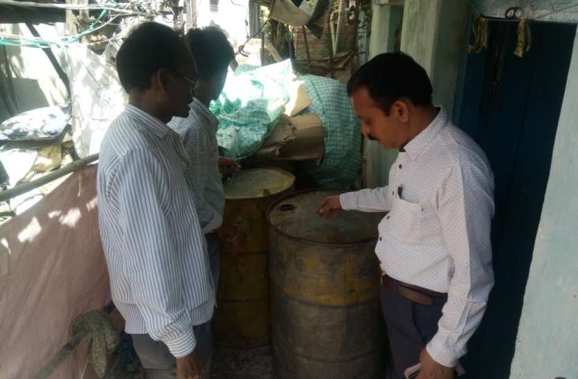 taking action सेल्समेन ने पड़ोसियों और किराएदारों के घर छिपाकर रखा था केरोसिन व चना